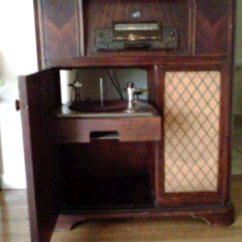 1942- Wards Airline Radio-Phonograph - Radios