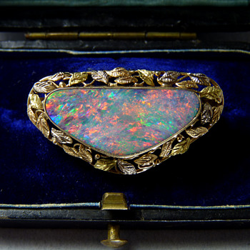 Late C19th to Early C20th Australian White Cliffs Opal Gold Brooch - Fine Jewelry