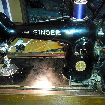 please help me figure out this vintage singer! 