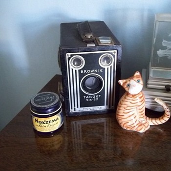 Brownie Six-20 Camera/Noxzema jar - Cameras
