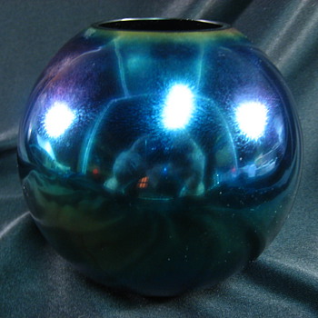 Kralik ...Eggshell?   Purple Glatt? - Art Glass