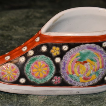 Famille Noir? Bencharong? Woman's shoe? - Pottery