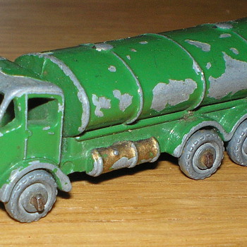 Matchbox Lesney 11a Road Tanker Green with Gold Trim but Unboxed