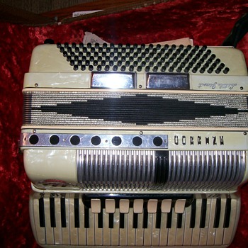 Noble Little Giant Corrine Accordion