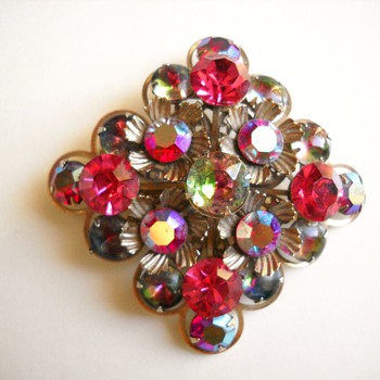 2 GREAT VINTAGE BROOCHES