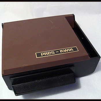 * Pres-Kwik * Novelty Cigarette Dipenset - 1972 K-Tel - Tobacciana