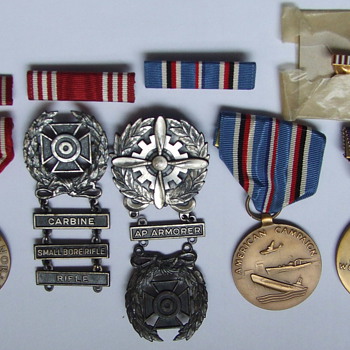 nice little collection of WW II Service Medals. - Military and Wartime