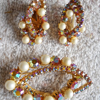 ABSTRACT RHINESTONE & FAUX PEARL BROOCH & EARRING SET