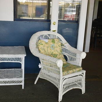 White wicker lounge chair. - Furniture