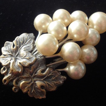 Vintage Fur or dress clip - Costume Jewelry