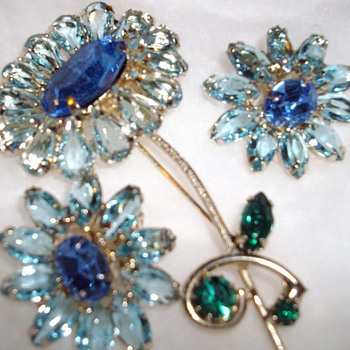 Weiss brooch and earrings. - Costume Jewelry