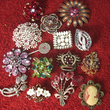 Great collection of Vintage Costume Brooches - Costume Jewelry