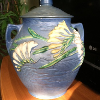 Roseville cookie jar - freesia