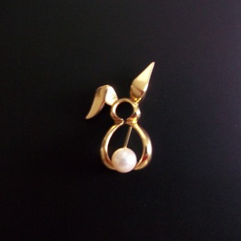 Tiffany's Bunny pin with pearl tail