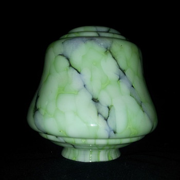 Green Art Deco/Nouveau Shade.