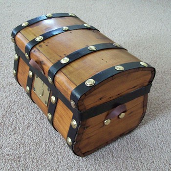 Tiny Jenny Lind Doll Trunk - Furniture