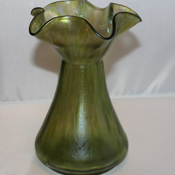 Green ruffled vase - Art Glass