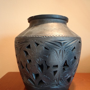 ASIAN POTTERY NEEDS ID ? - Art Pottery