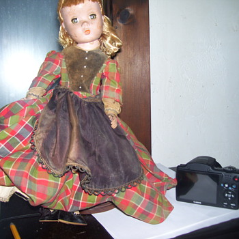 MADAME ALEXANDRIA VINTAGE DOLL - Dolls