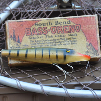 Unmarked fishing lure and box - Fishing