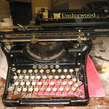 Early 1900's Underwood Standard typerwriter