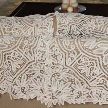 Can anyone tell me what kind of tablecloths these are?