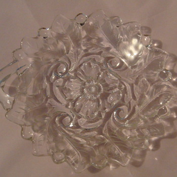 Glass dish with a leaf design - Glassware