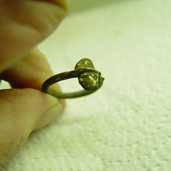 Can anyone help identify this ring????