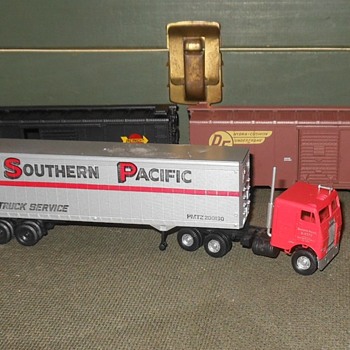 Athearn Southern Pacific Tractor With 40' Trailer 1960s - Model Trains