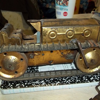 PRESSED TIN SPRING WOUND TRACTOR - Model Cars