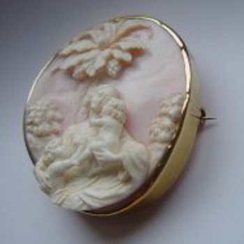 Fabulous pink conch cameo of mom and chidren - Victorian Era