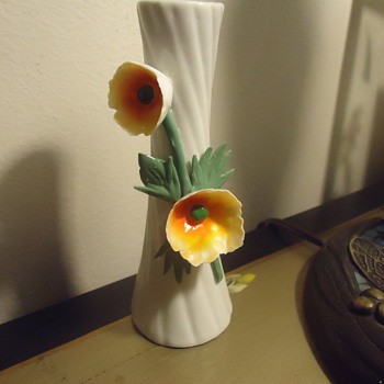 THIS IS A PORCELAIN FLOWER VASE. - Art Pottery