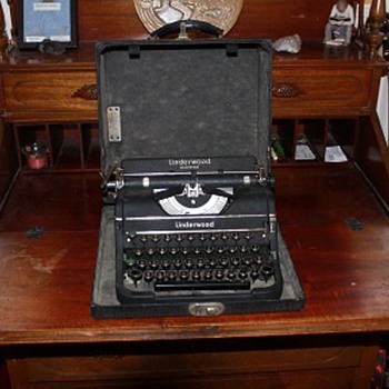 1937 Underwood Universal Typewriter (Great Condition)