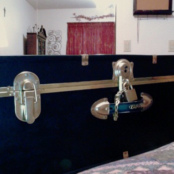 Vintage, locking, SEWARD trunk. - Furniture