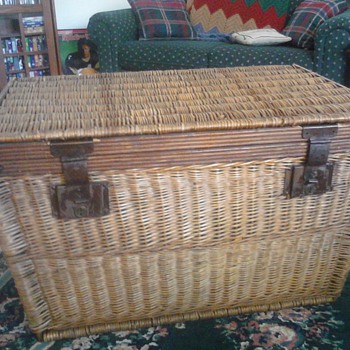 wicker trunk/chest