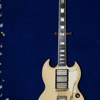 This is a Les Paul 1961 Custom guitar "orginial" down to the socks :)