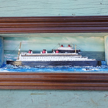 Queen Mary Queen Elizabeth passing mid Atlantic in the 1950s - Toys