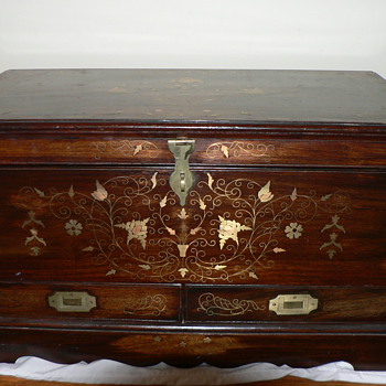 Wooden trunk - Furniture