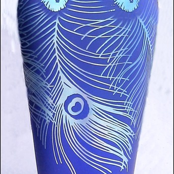 Fenton Favrene Iridescent Peacock Feathers Vase. - Art Glass