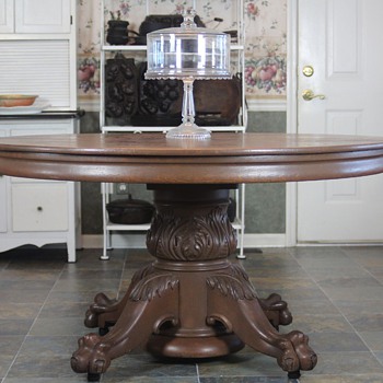 1890s 'Chicago School' Large Round Oak Claw Footed Table - Furniture