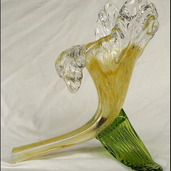 KRALIK GLASS FLOWER . ( yes another !) - Art Glass