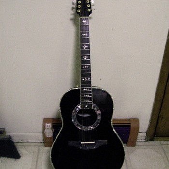 Billy Joels Ovation 12 String from the Russian tour - Guitars