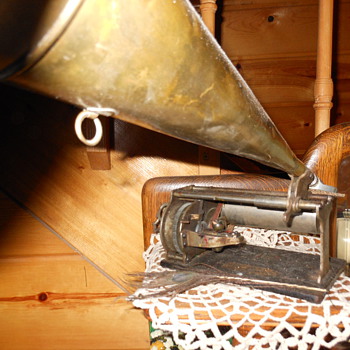 Bumblebee phonograph - Records
