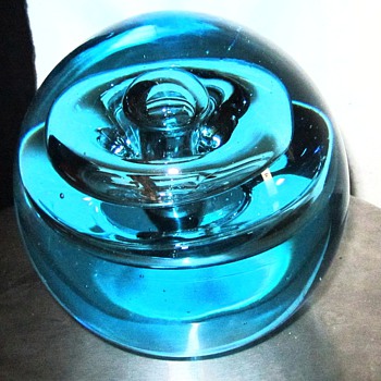 NEED HELP WITH THIS HUGE PAPERWEIGHT "UNKNOWN MAKER?" - Art Glass