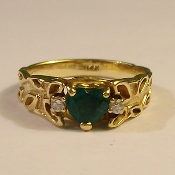 Beautiful "Heart Shaped" Emerald With 2 Diamonds in 14k Mid 1940's - Fine Jewelry