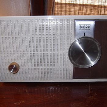 1965 R.C.A. rga27y White A.M. braodcast all american 5 Tube radio - Radios