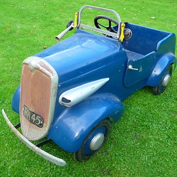 1940s Tri-ang Sports Pedal Car - Model Cars