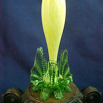 Same Ruckl Shape. Different Decor with a Design Shift in the Applied Decor. - Art Glass