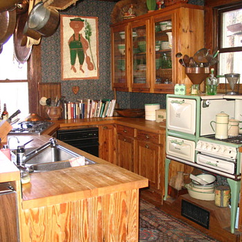 Little old gas stove on legs - a "summer kitchen?" - Kitchen