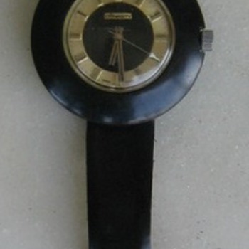 Great old 70's WORKING wind-up black watch w/gold dial. - Wristwatches